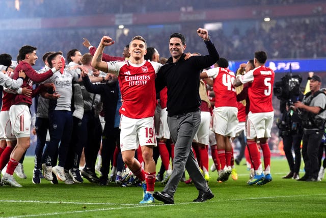 Arsenal’s Leandro Trossard and manager Mikel Arteta celebrate 