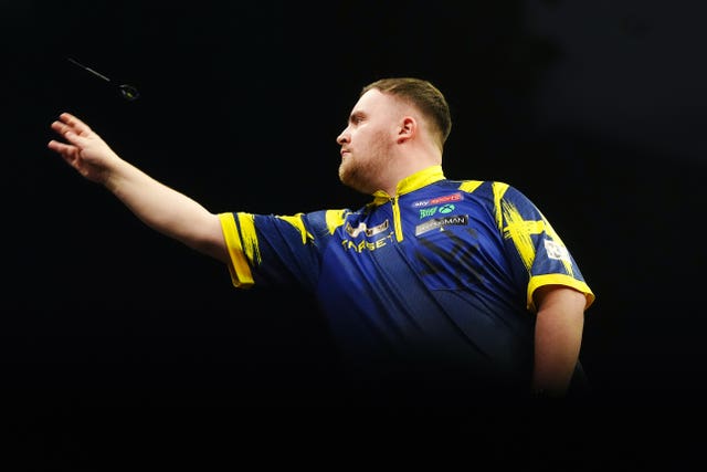Luke Littler throwing a dart