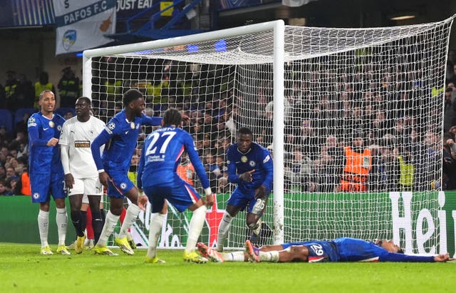 Moises Caicedo (centre) scores the winner