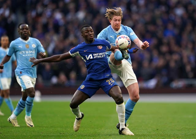 Chelsea’s Moises Caicedo (left) and Manchester City’s Kevin De Bruyne battle for the ball