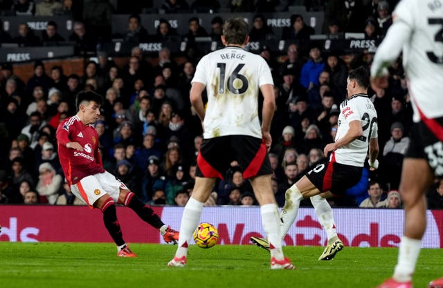 Lisandro Martinez shoots against Fulham