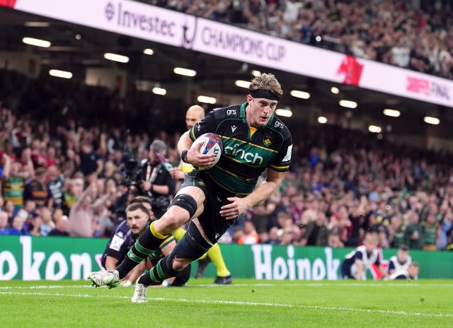 Alex Coles runs in his second try