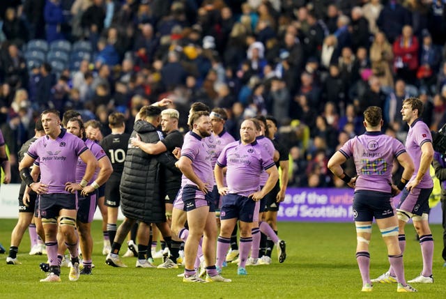 Skotlandia nyaris mengalahkan Selandia Baru tetapi masih menunggu kemenangan pertama mereka melawan mereka setelah kalah 31-23 di Murrayfield