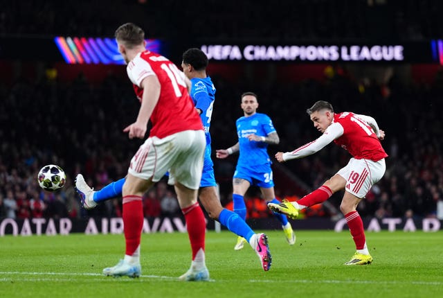 Leandro Trossard shoots