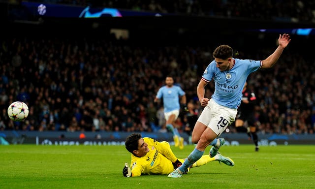 Julian Alvarez scores Manchester City's third 