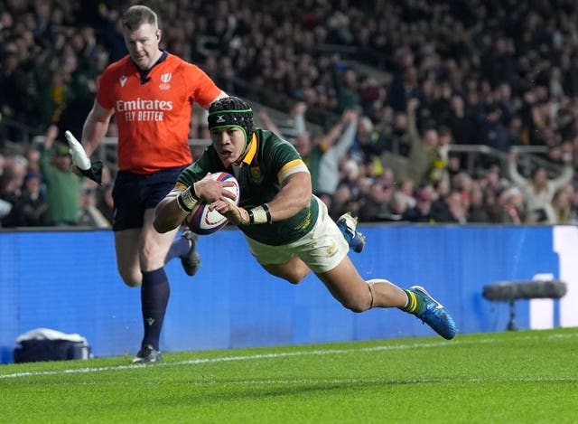 Cheslin Kolbe scores South Africa's game-clinching try