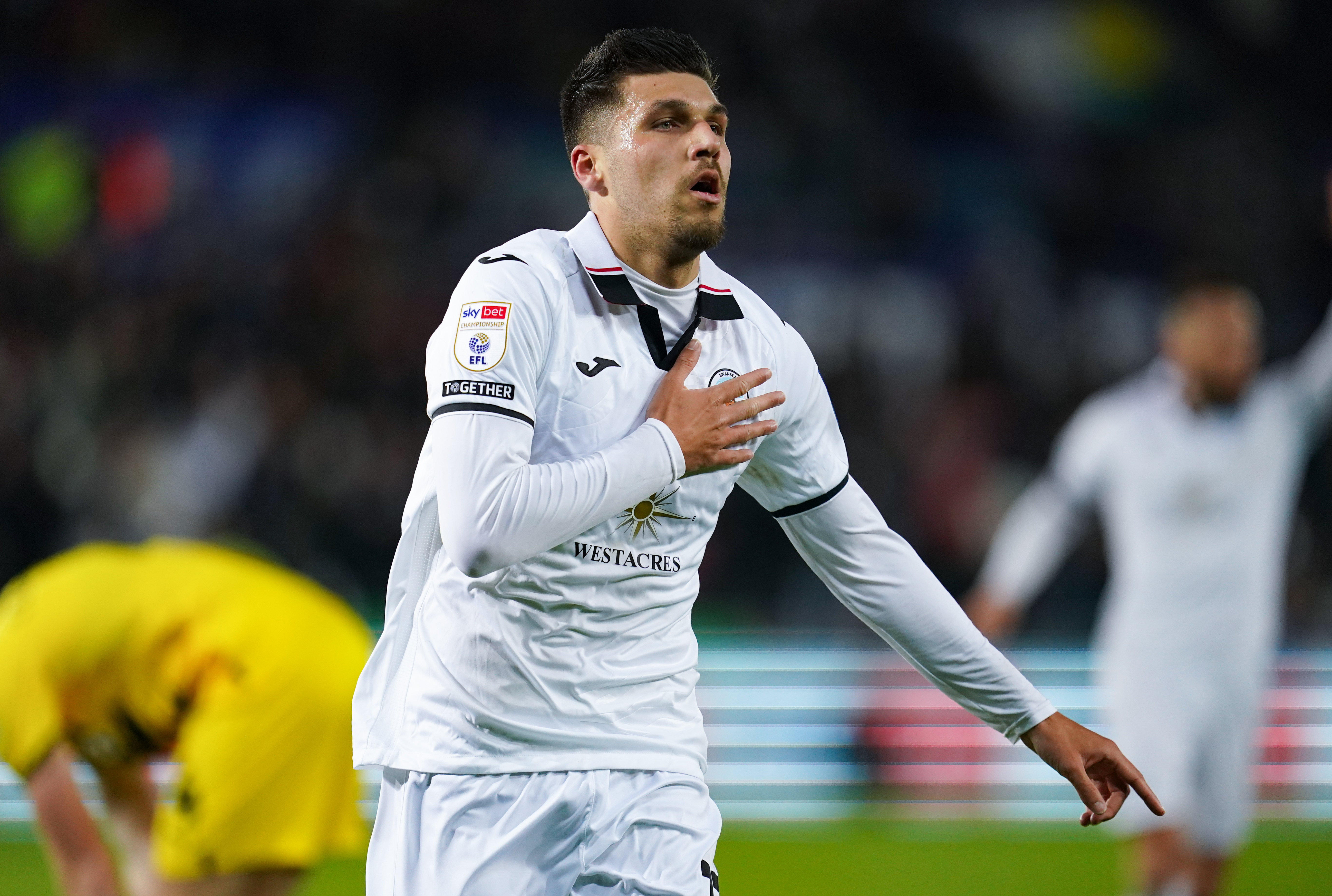 斯旺西3-2西布朗 被击败因为附加赛的希望在最后一天破灭|比分直播