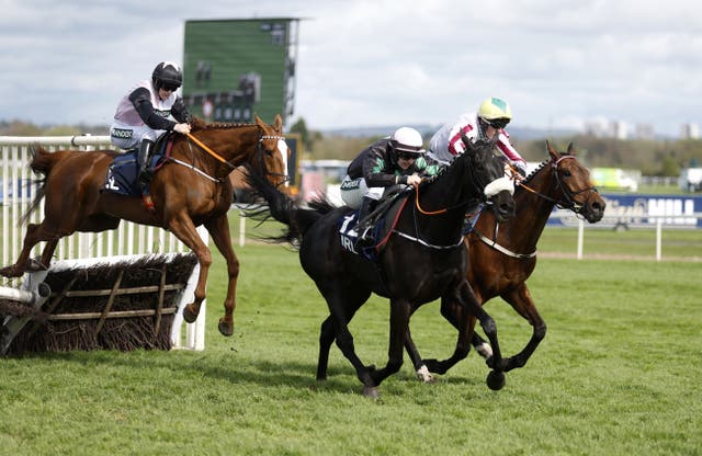 Strong Leader en route to winning at Aintree