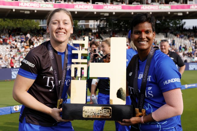 Heather Knight (left) and Deepti Sharma (right) hold the Hundred trophy in 2024.