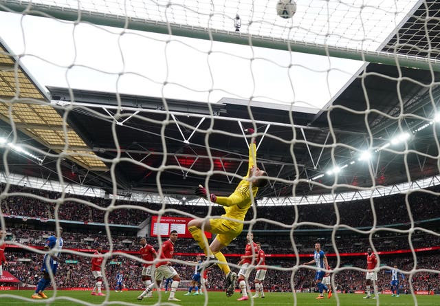 David de Gea tips Julio Enciso's shot over the bar