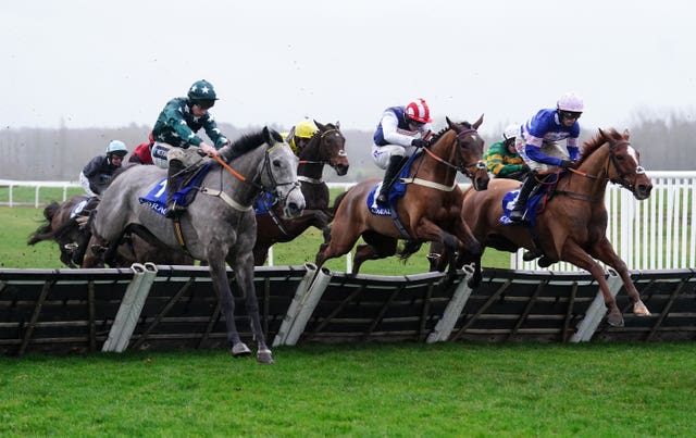 Captain Teague (right) and The Jukebox Man (centre) locking horns in the Challow Hurdle 