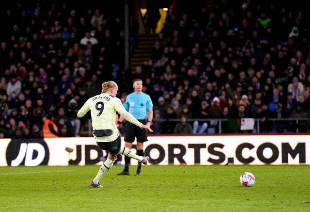 Erling Haaland scores Manchester City’s winner from the penalty spot