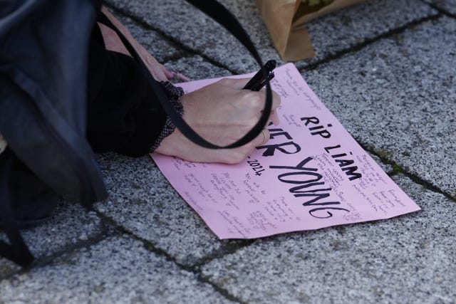 A fan writes on pink paper