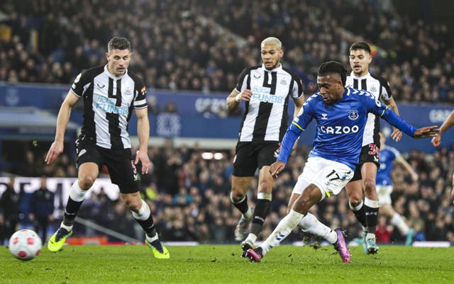 Alex Iwobi scores Everton''s winner