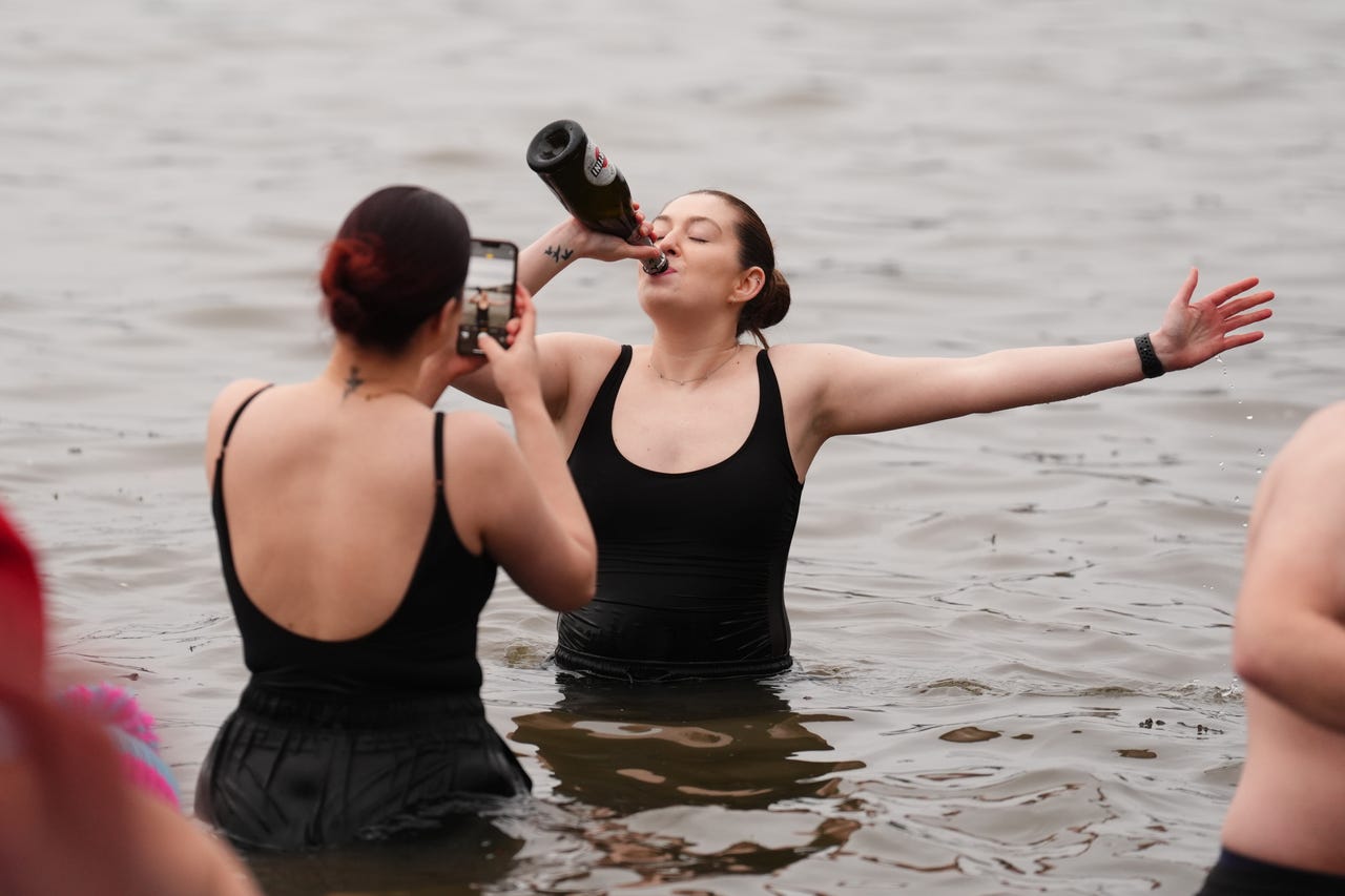 Thousands brave freezing Forth for annual Loony Dook | Shropshire Star