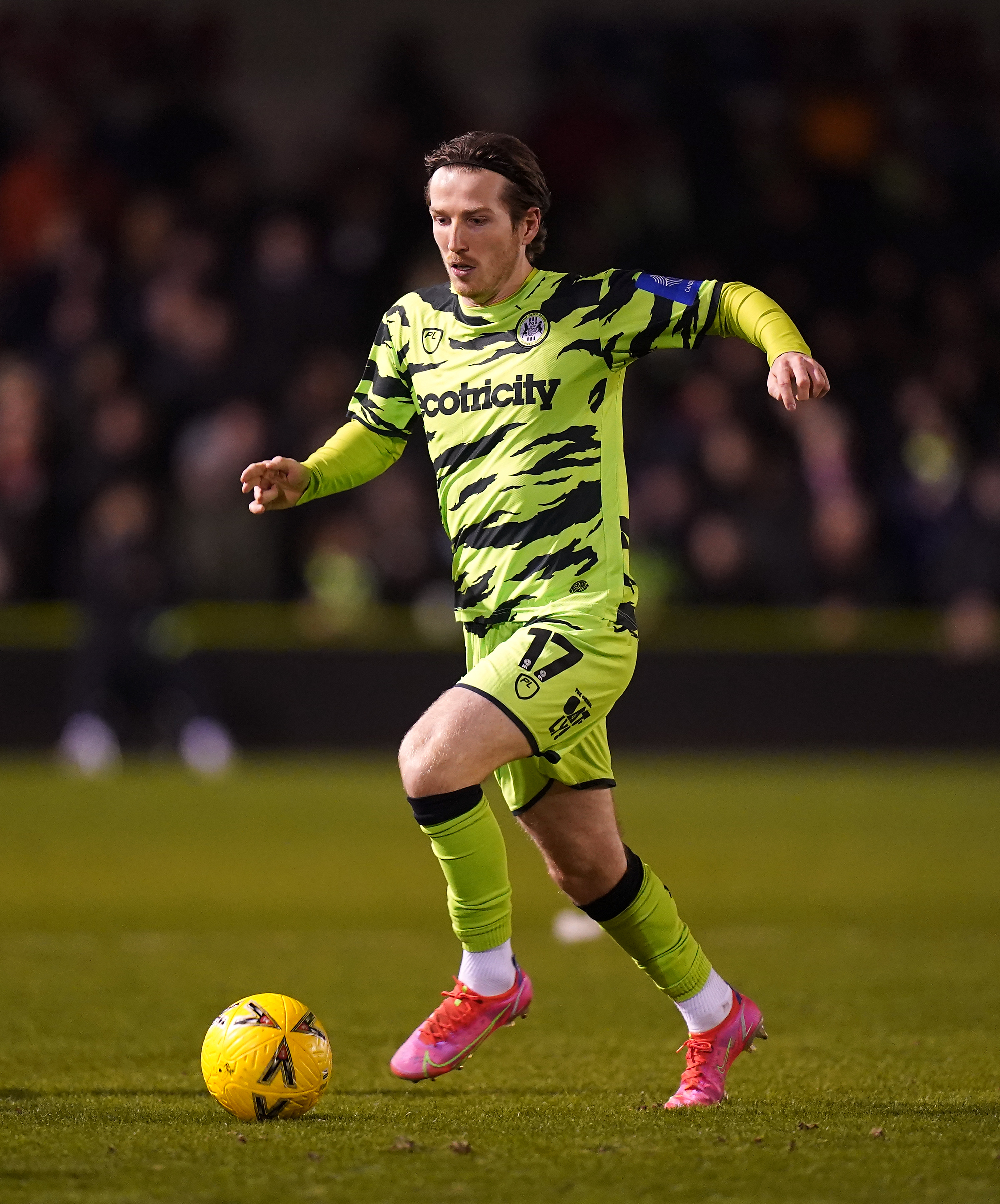 森林绿5-2斯卡伯勒：主队克服挑战晋级足总杯第二轮