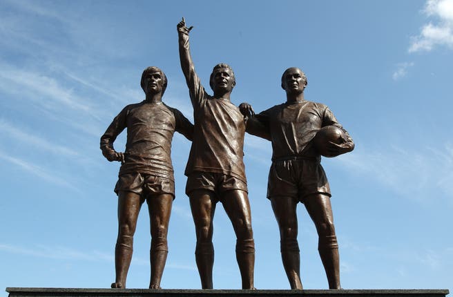 Denis Law est le seul homme à avoir deux statues qui lui sont dédiées à Old Trafford, notamment en faisant partie de la United Trinity entre George Best et Sir Bobby Charlton