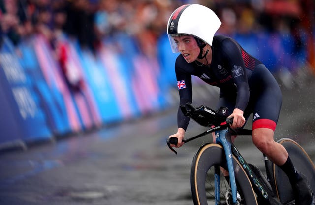 Anna Henderson on her bike turning into the final stretch of the time trial course in Paris. 