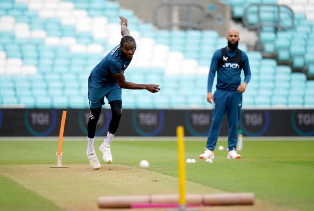 Archer works on his action watched on by Moeen Ali.