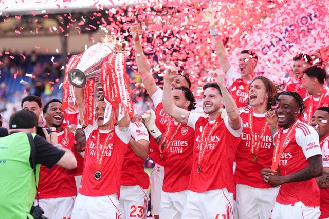 Arsenal celebrate lifting the Premier League trophy 