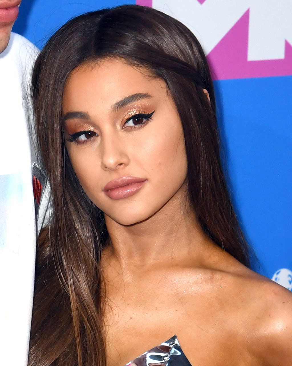 ariana-grande-sued-for-allegedly-posting-photographer-s-picture-to