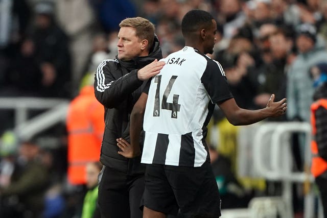 Eddie Howe pats Alexander Isak on the back whilst on the touchline