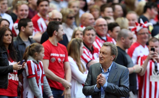Warnock applauds Sheffield United's fans during the FA Cup semi-final defeat to Arsenal in 2003