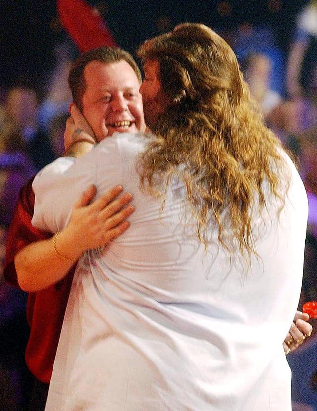 Andy Fordham and Mervyn King embrace after the 2004 BDO World Championship final