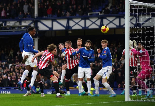 Yerry Mina scores for Everton