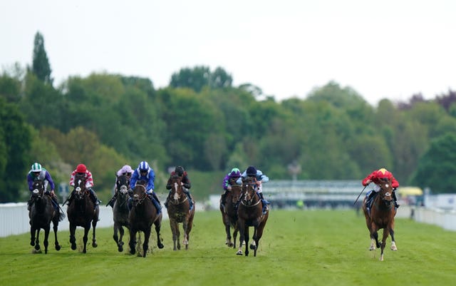 Minzaal (blue and white striped cap) in the Duke Of York Clipper Logistics Stakes