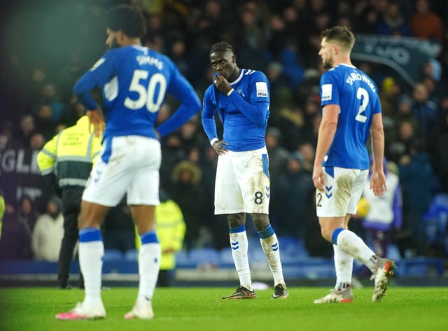 Everton players look dejected 