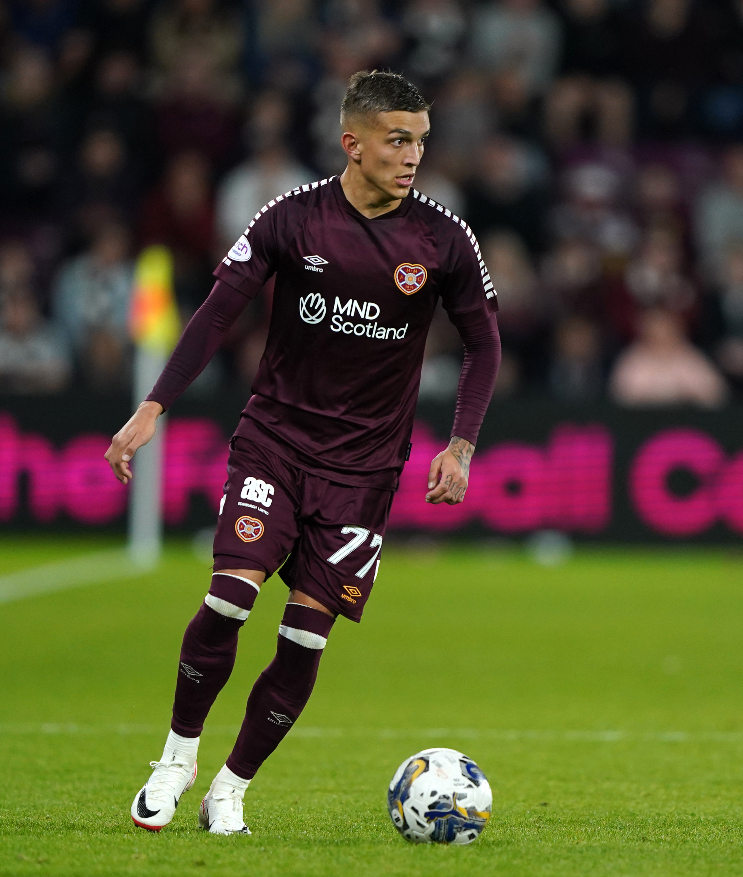 肯尼思·巴尔加斯击败利文斯顿，结束了红心队的不胜纪录