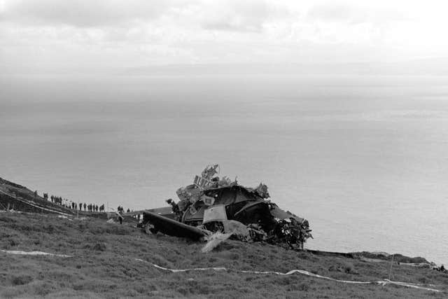 Black and white photo of wreckage of a crashed Chinook