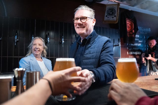 Sir Keir Starmer helps to serve drinks during a visit to 3 Lock’s Brewery