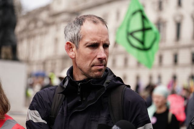 Etienne Stott with Extinction Rebellion protester