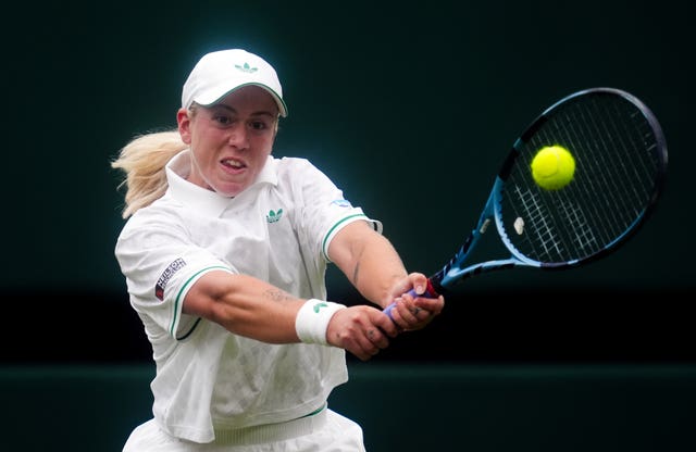 Sonay Kartal hits a backhand