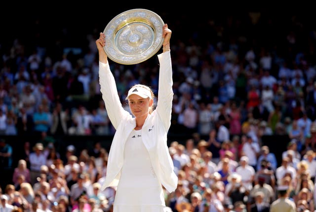 Elena Rybakina lifts the Venus Rosewater Dish