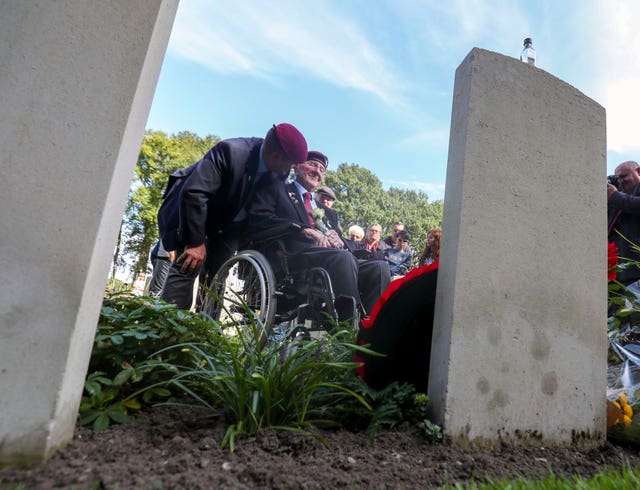 Sandy Cortmann at the gravestone of his friend Gordon Matthew