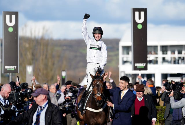 Nico De Boinville salutes the crowd 