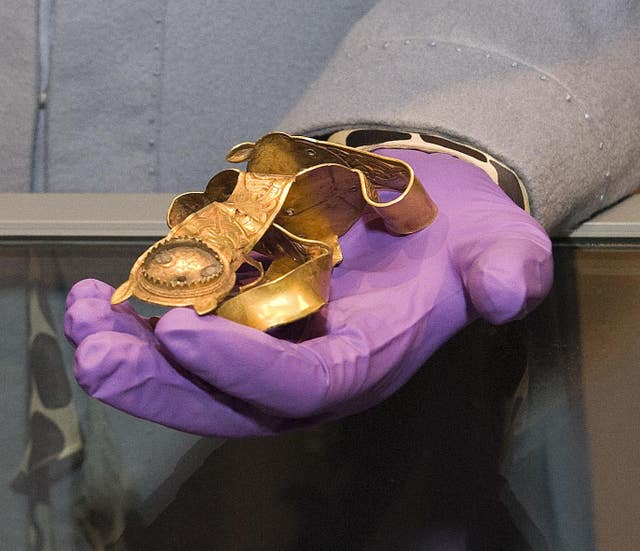 Prince of Wales inspects Staffordshire Hoard