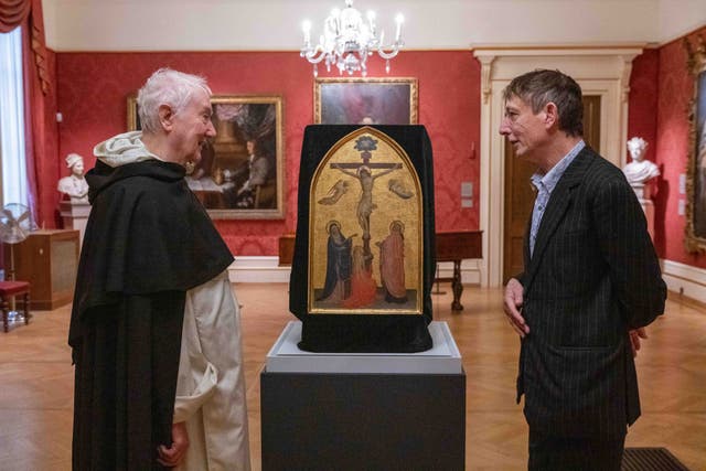 Fr Timothy Radcliffe and director of the Ashmolean Dr Xa Sturgis alongside Fra Angelico’s The Crucifixion