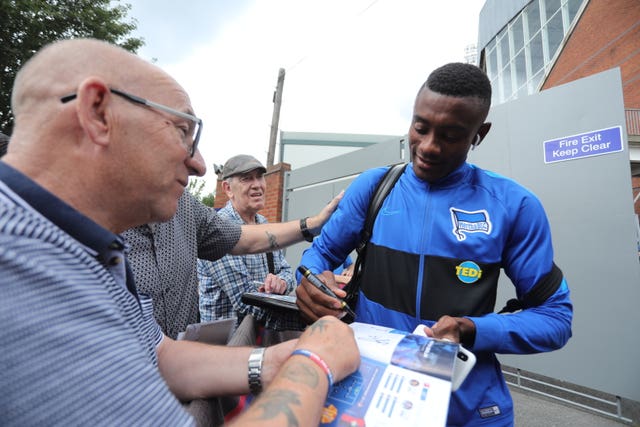 Kalou signs autographs ahead of a friendly against Crystal Palace