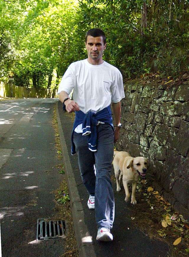 Keane with his dog Triggs after leaving Ireland's World Cup squad in 2002 (Martin Rickett/PA)