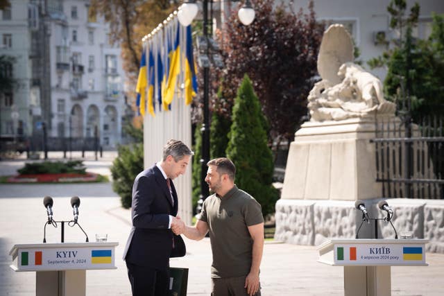 Simon Harris and Volodymyr Zelensky shaking hands