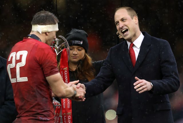 William with Wales player Dan Biggar in 2019 during the presentation of the Six Nations trophy 