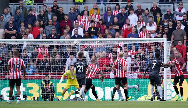 Arsenal breeze past Brentford to return to Premier League summit