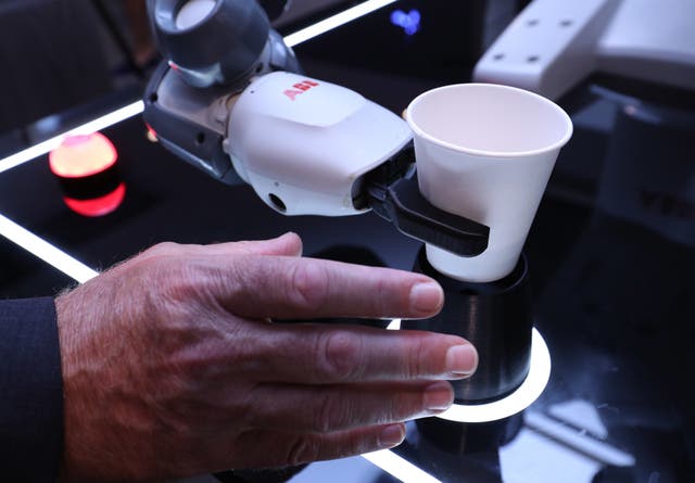 Robot makes coffee in Selfridges