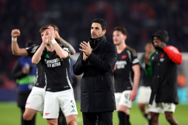 Arsenal manager Mikel Arteta (centre) applauds after the final whistle