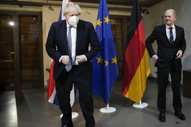 Prime Minister Boris Johnson and German Chancellor Olaf Scholz pose for a picture