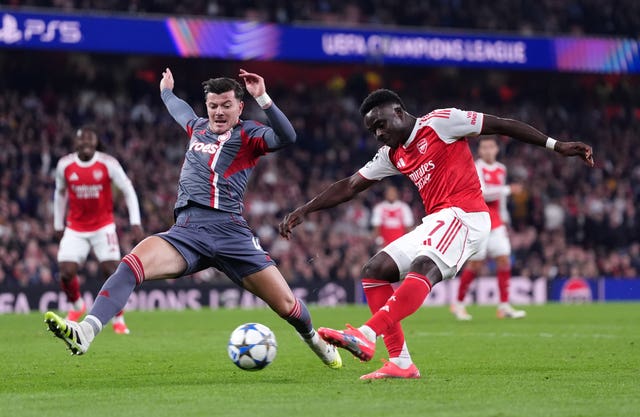 Bukayo Saka shoots 